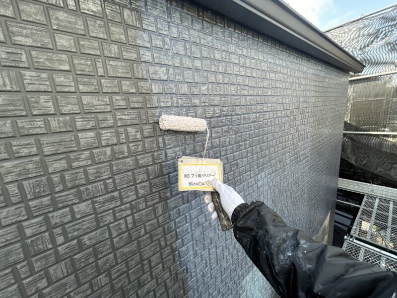 塗ったすぐは白っぽく見えますが、乾燥すると透明になります。