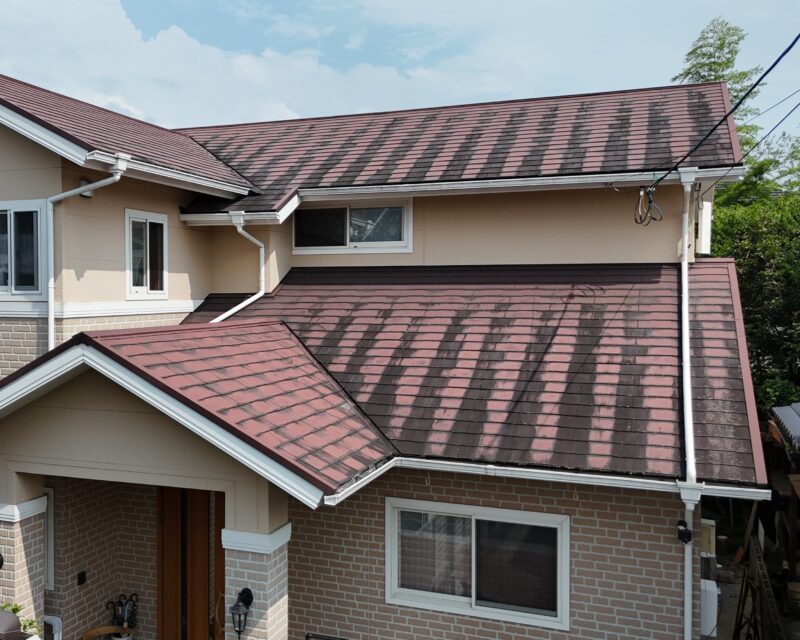 屋根は遠目からでも分かるほどの汚れ具合です。