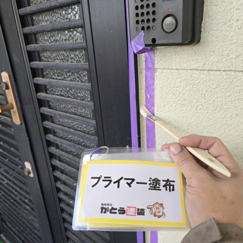 玄関扉のシーリングも高耐久のもので打ち替えをおこないます。