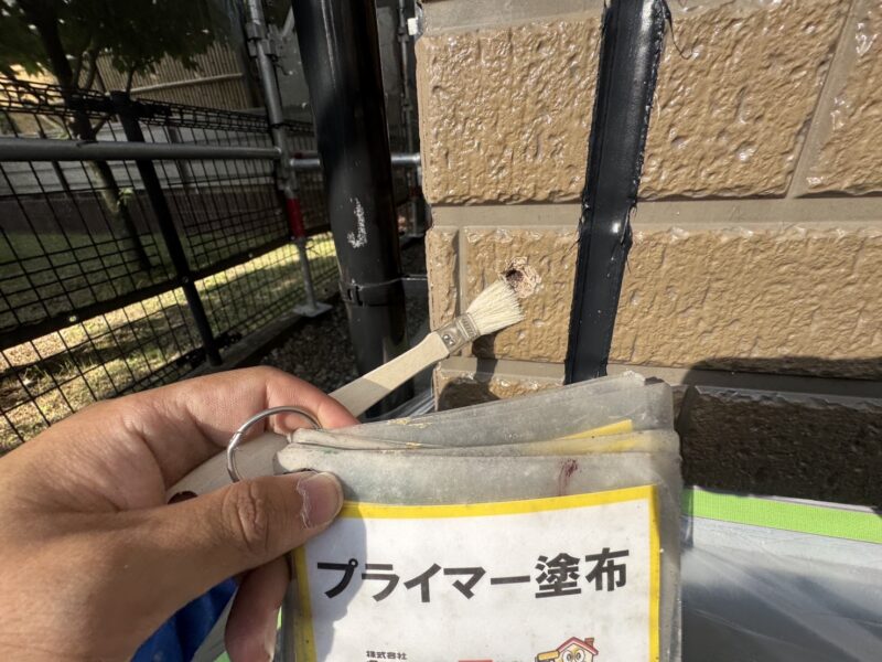 外壁の穴を塗装前に補修します。