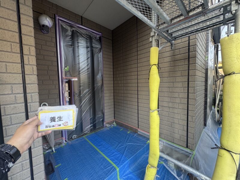 玄関ドアやライトも養生します。