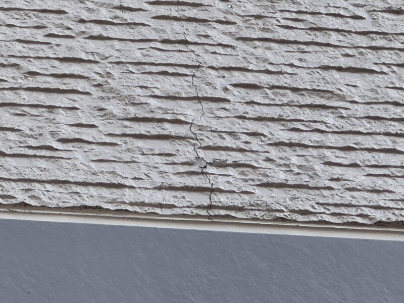 ひび割れが確認できましたので、補修後に塗装をおこないます。