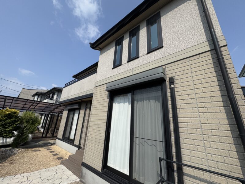 外壁、付帯部ともに全体的に色褪せてしまい、艶のない印象です。