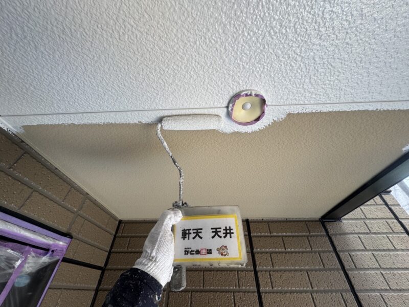 玄関の天井もローラーをしっかり密着させて塗っていきます。