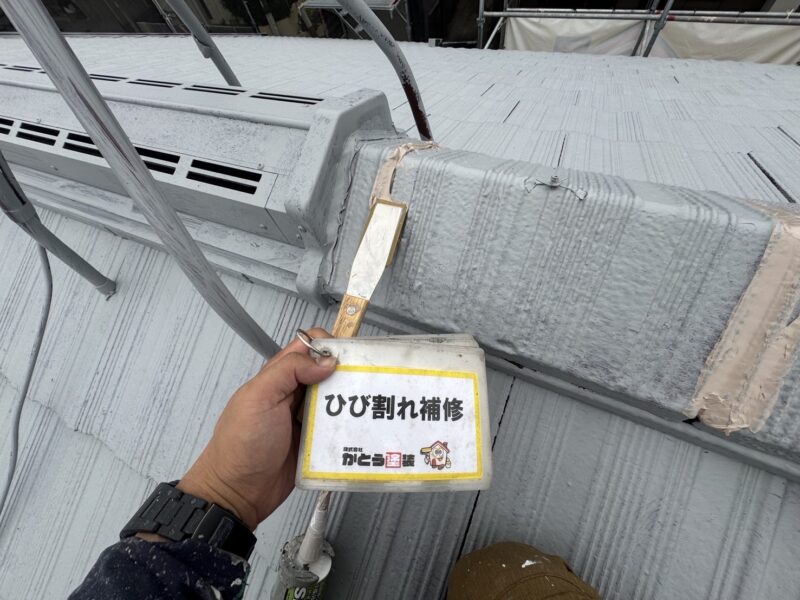 棟のひび割れ補修をおこなっています。