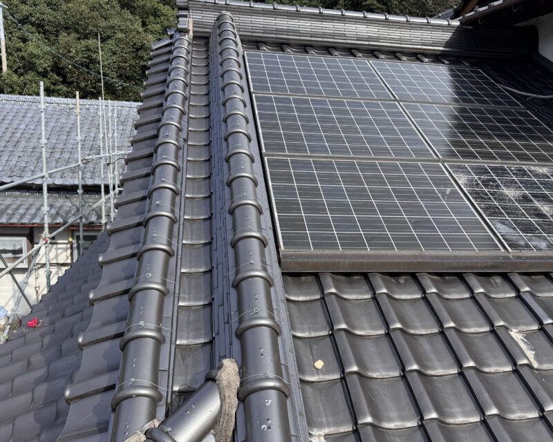 瓦は、高温燃成のよる優れた耐久性が特徴の石州瓦になります。