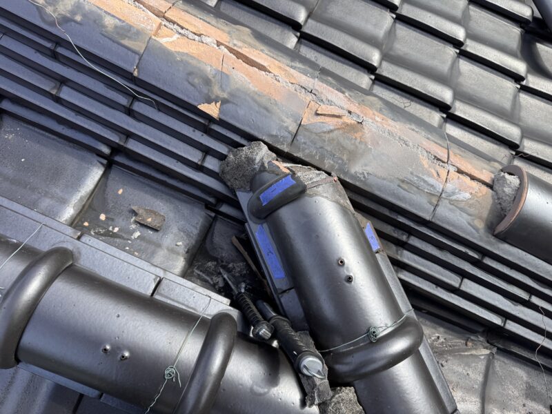 瓦屋根の棟部を撤去していきます。