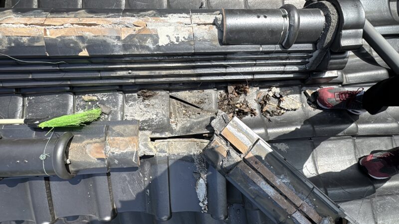 撤去後、下の瓦を確認したところ、瓦が割れていました。