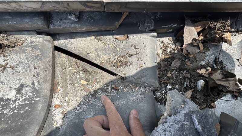瓦の破損部分から、雨水が建物内部に侵入していたと考えられます。