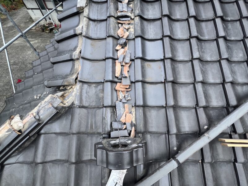 棟の土台を形成するため、割瓦を敷き詰めます。
