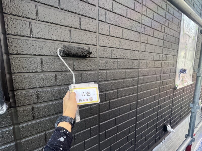 WB多彩仕上げ工法のベースとなるA色を塗布します。