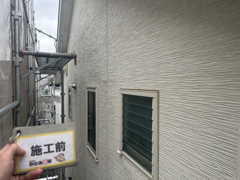 新築時の白さや輝きは失われ、全体的に色褪せた印象です。