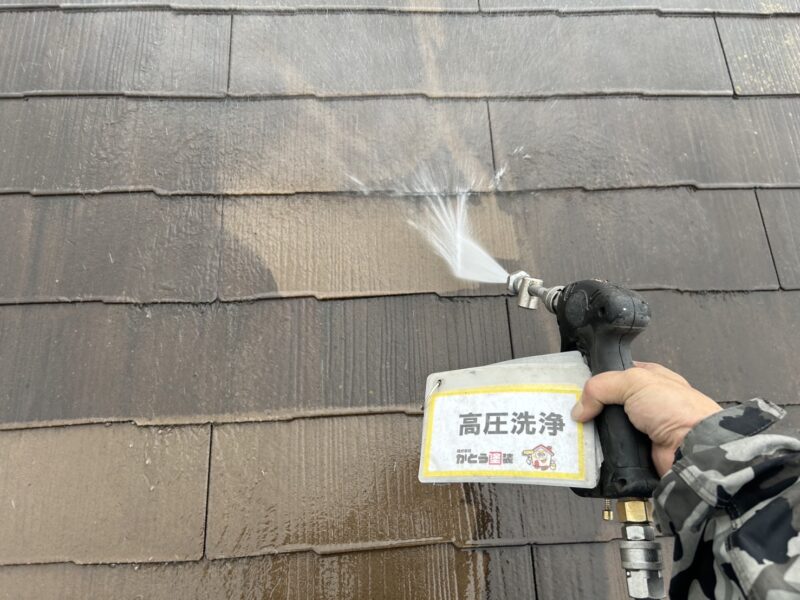 屋根の高圧洗浄の様子です。