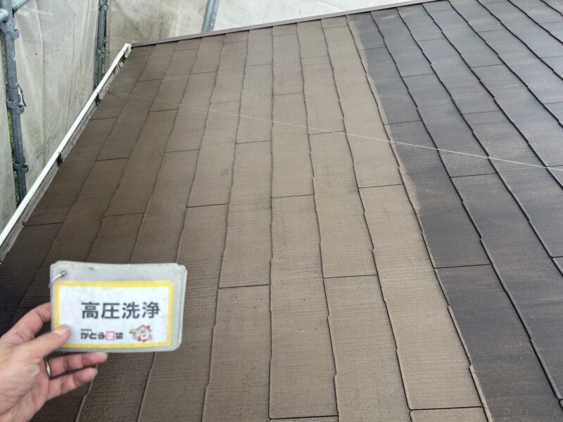 塗装の前に汚れや古い塗膜をしっかりと洗い流します。