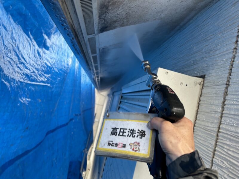 軒天の高圧洗浄の様子です。<br />汚れが落ちているのが分かります。