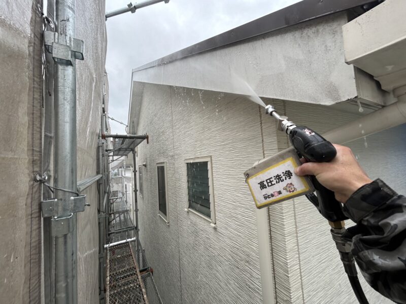 破風の高圧洗浄の様子です。