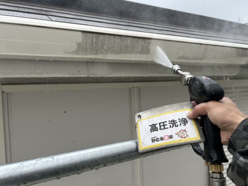 雨樋の高圧洗浄の様子です。