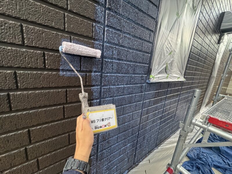 仕上げにフッ素クリアーで外壁表面を保護します。