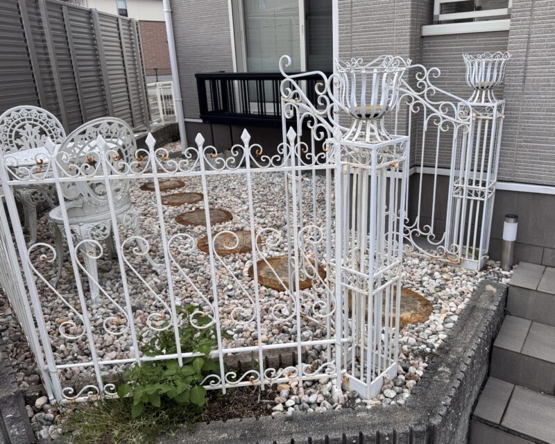 フェンスは、一部錆びつきがありました。