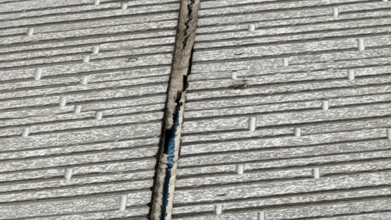 シーリングが破断し、下地が見えてしまっています。<br />防水機能が失われ、雨漏りの原因となり恐れがあります。