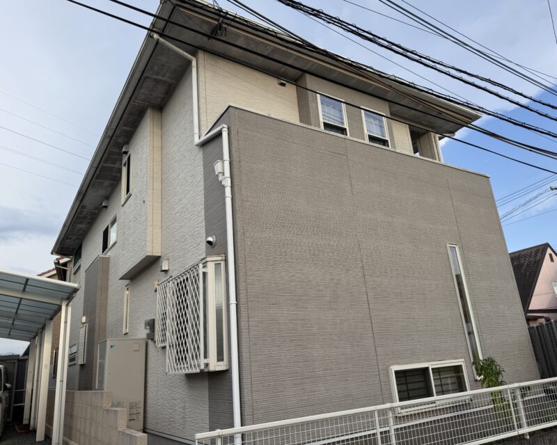 外壁は2色で色分けしたいとのご希望で、相性が良くバランスのいい色味を入念に打ち合わせしました。