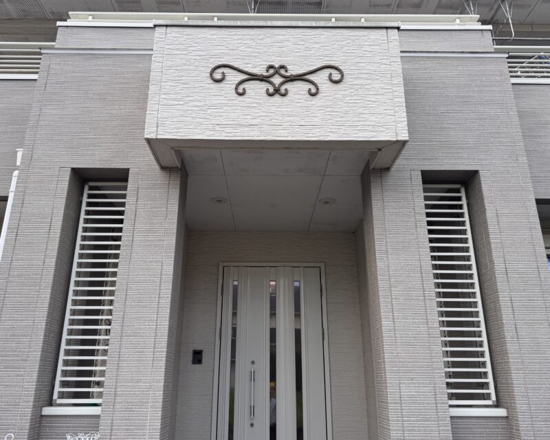 玄関周りは色褪せや汚れのせいか、どことなく暗い印象です。