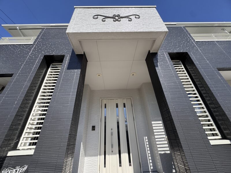 重厚かつ清潔感溢れる仕上がりになりました。<br />外壁の塗り分けで迷ったら、弊社ではカラーシュミレーションもできますのでお気軽にお声かけください。