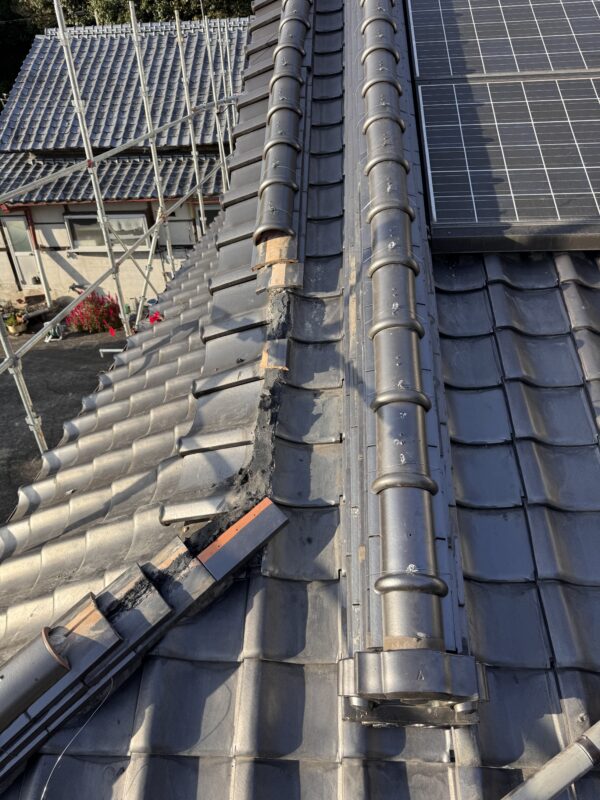 棟を戻し、銅線で固定しています。