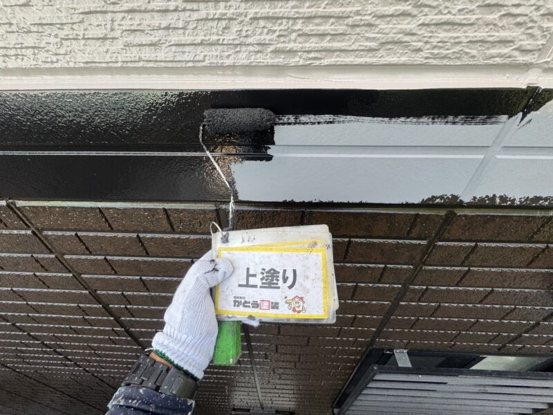 幕板の上塗りの様子です。