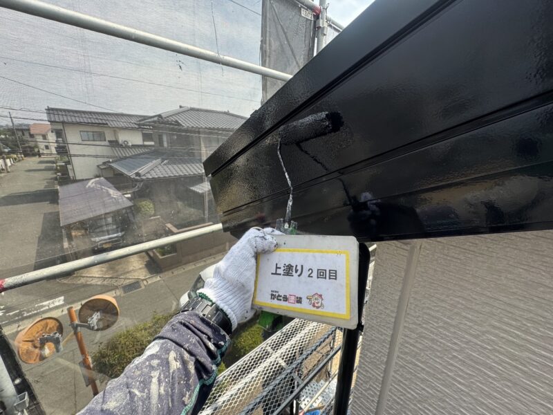 破風板の上塗り2回目の様子です。