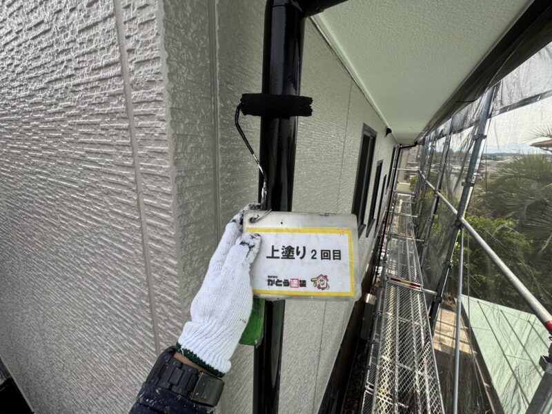 雨樋のカーブ部分も塗り残しがないよう丁寧に施工します。