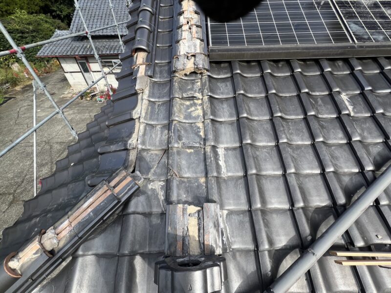 補修工事に入りますので、漆喰、葺き土、のし瓦、棟を撤去しました。