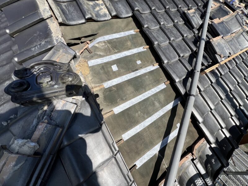 防水テープを貼り付けます。