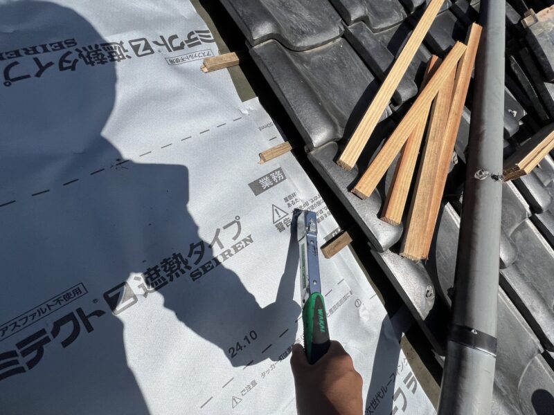 新しい防水シートを貼り付けていきます。