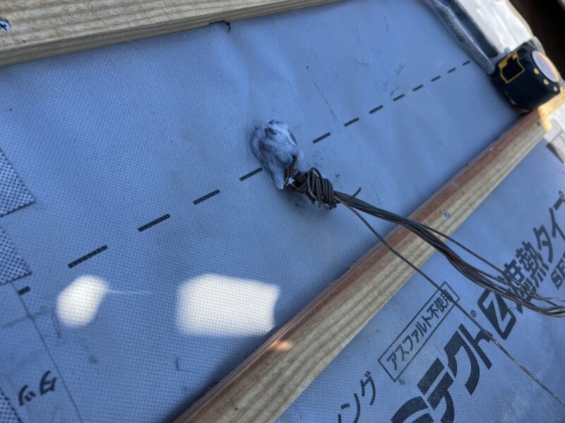 鬼瓦を銅線で固定します。