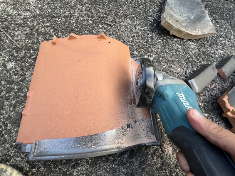 瓦をカットしています。