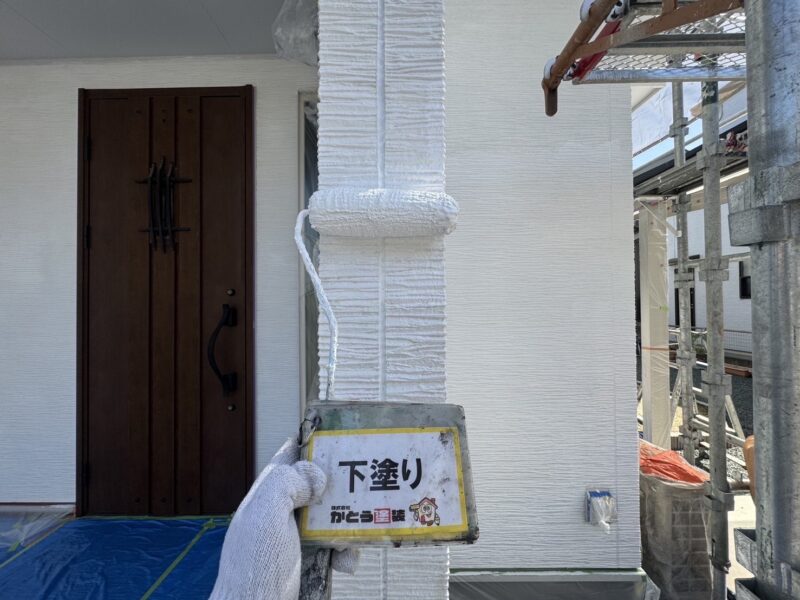 柱にも外壁と同じ塗料で下塗りをおこないます。