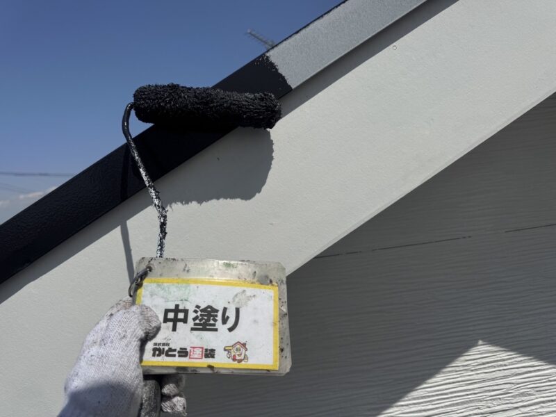 ケラバの中塗りの様子です。