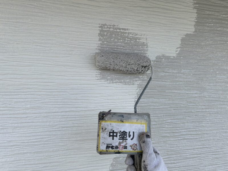 下塗り同様、中塗りもムラなく均一に仕上げていきます。