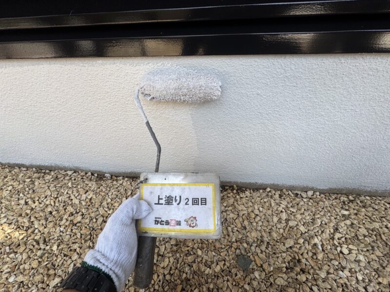 上塗り2回目の様子です。<br />基礎通気を妨げない専用の塗料を使用しています。