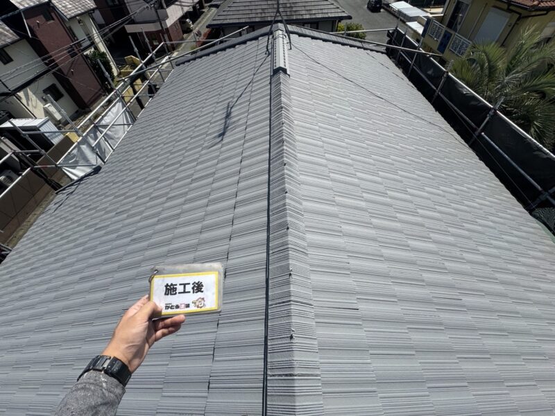 屋根には人気の断熱塗料ガイナを使用しました。<br />塗膜に生じた熱を放射により逃がしてくれるので、夏の外の暑さを室内に伝えにくいといわれている優秀な塗料です。