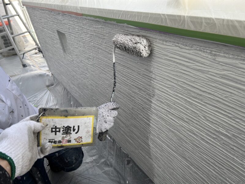 バルコニー内壁の中塗りの様子です。