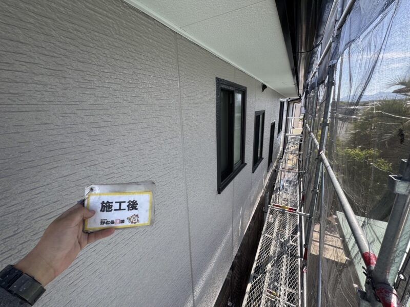 2階の外壁は、無機塗料で塗り替えしました。<br />白に近い明るいグレーで、眩しすぎない控えめで落ち着きのある輝きです。