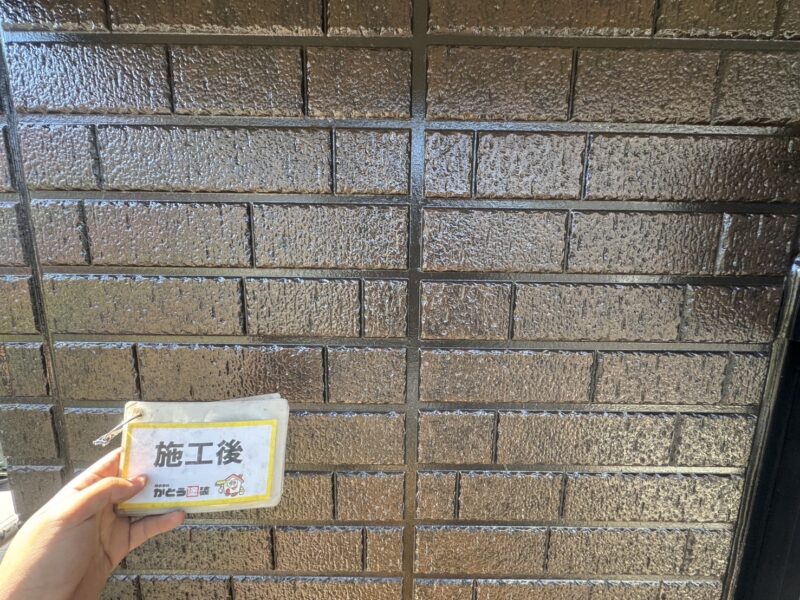 1階の外壁は、WB多彩仕上げ工法で施工しています。<br />サイディングの凹凸やデザインを塗りつぶすことなく、オシャレに最大限活かすことができます。