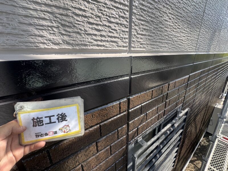 幕板を濃い色で塗り替え、家全体が引き締まった印象になりました。