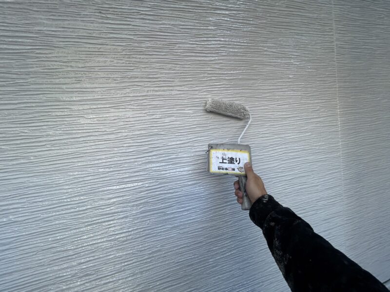 上塗りの様子です。<br />中塗りが完全に乾いてから施工しています。