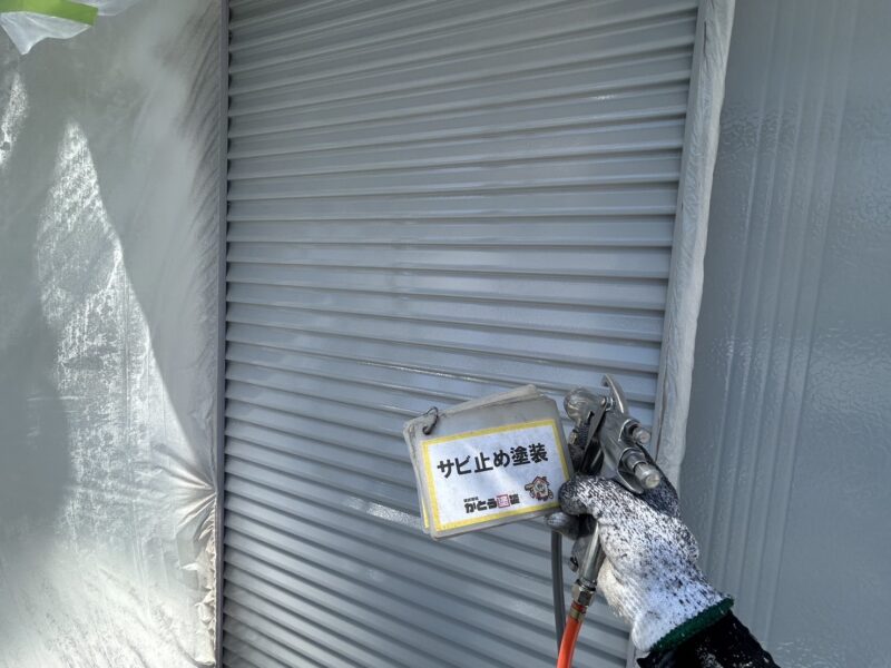 戸袋のサビ止め塗装の様子です。