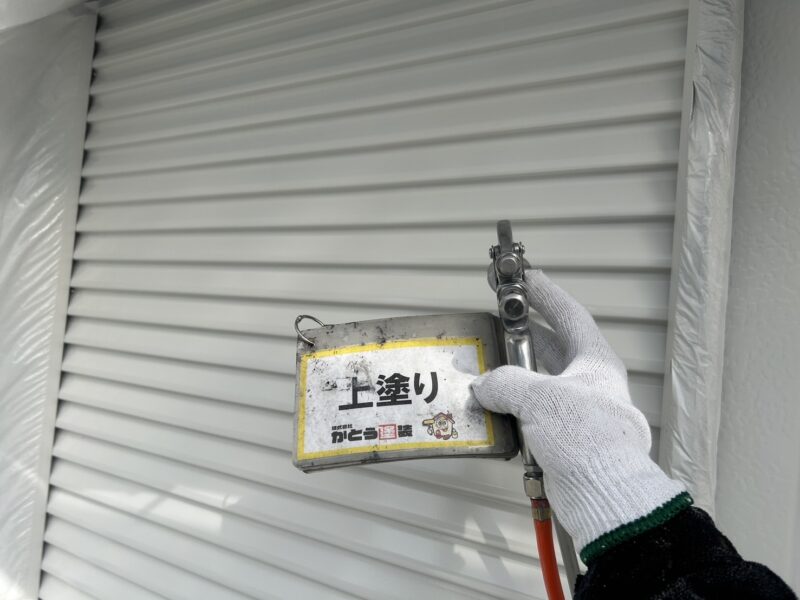 吹き付けにてムラなく、上塗りをおこないます。