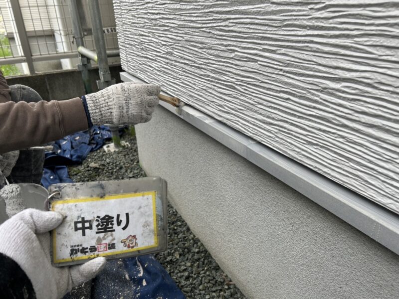 ローラーで塗りにくい箇所は、ハケを使い丁寧に施工します。