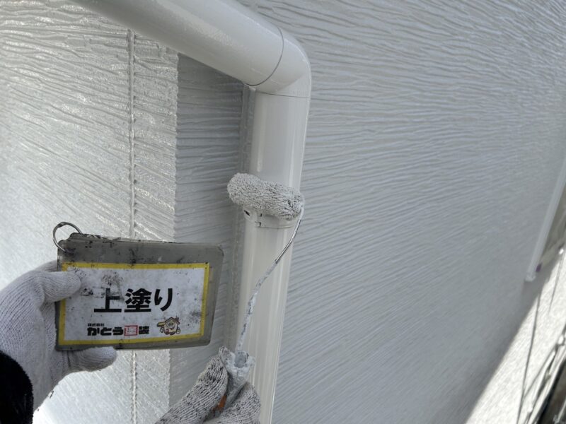 カーブ箇所も塗り残しがないよう確認しながら施工します。